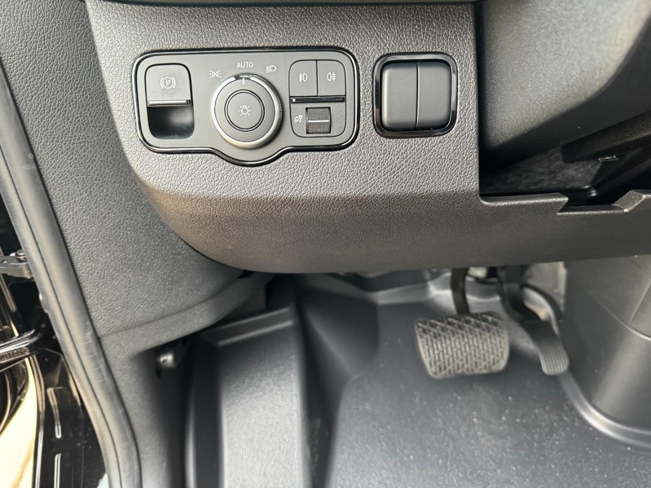 Mercedes-Benz Sprinter Passenger Van Vehicle Full-screen Gallery Image 28