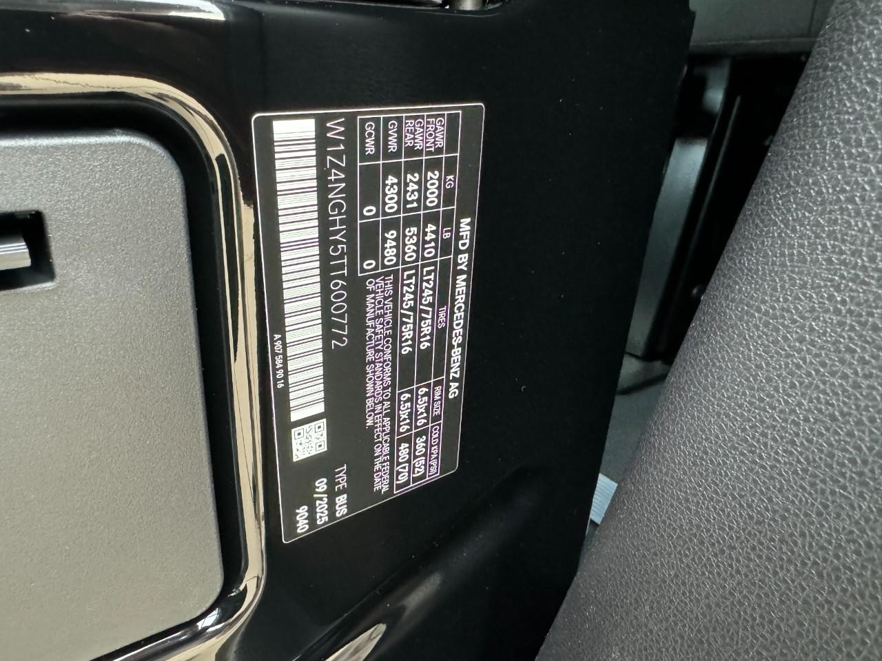 Mercedes-Benz Sprinter Passenger Van Vehicle Full-screen Gallery Image 34