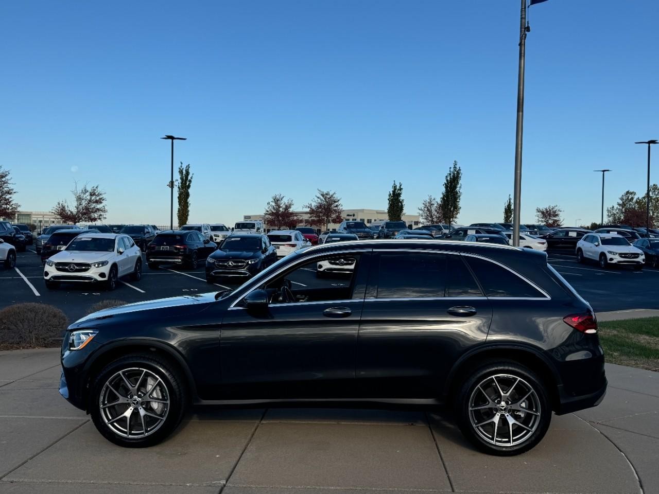 Mercedes-Benz GLC Vehicle Full-screen Gallery Image 2