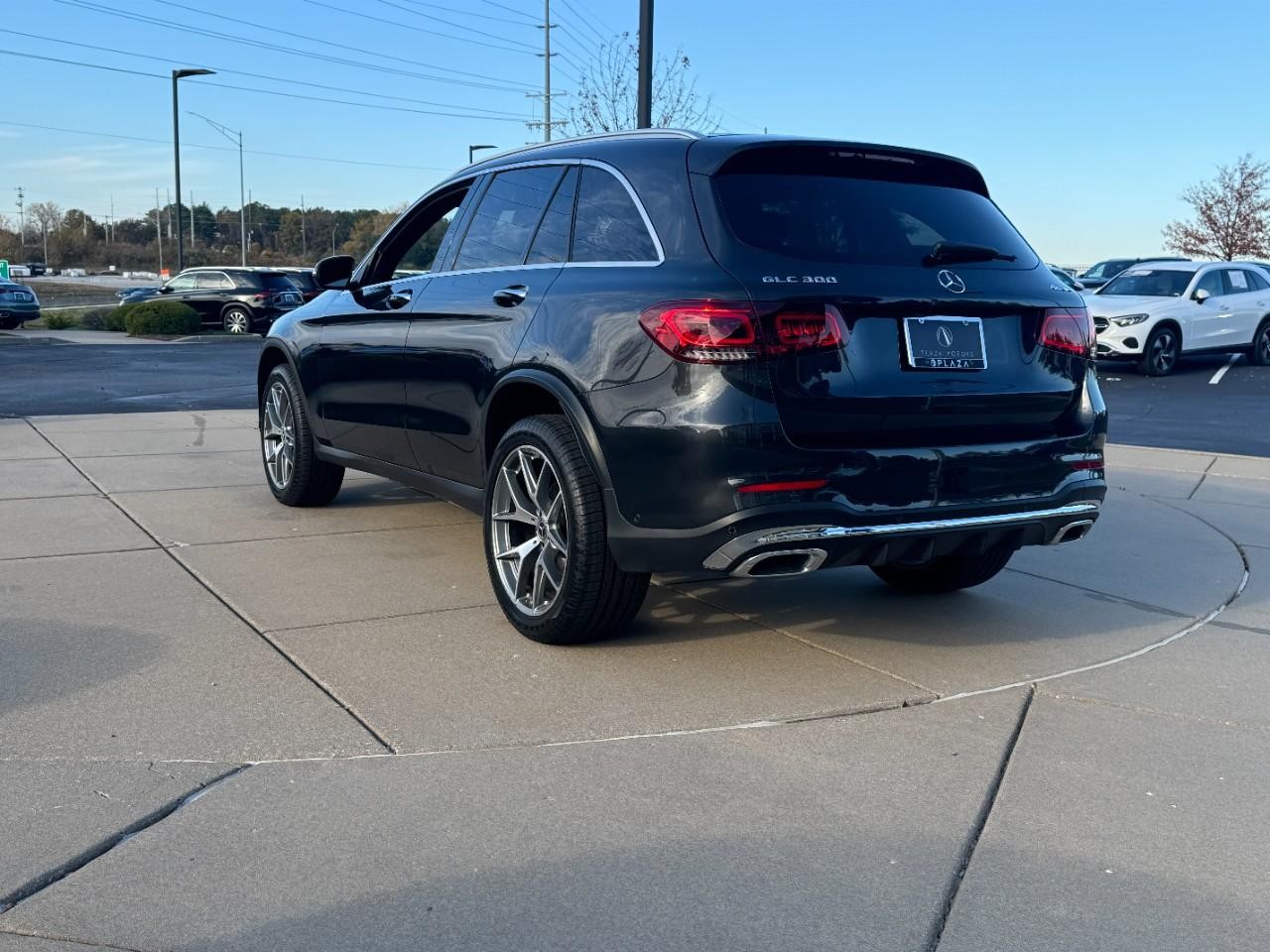 Mercedes-Benz GLC Vehicle Full-screen Gallery Image 3