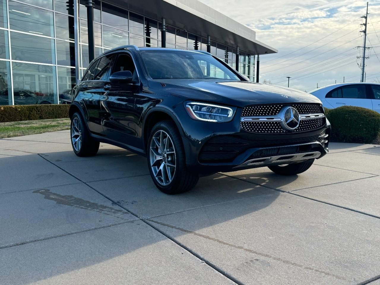 Mercedes-Benz GLC Vehicle Full-screen Gallery Image 6