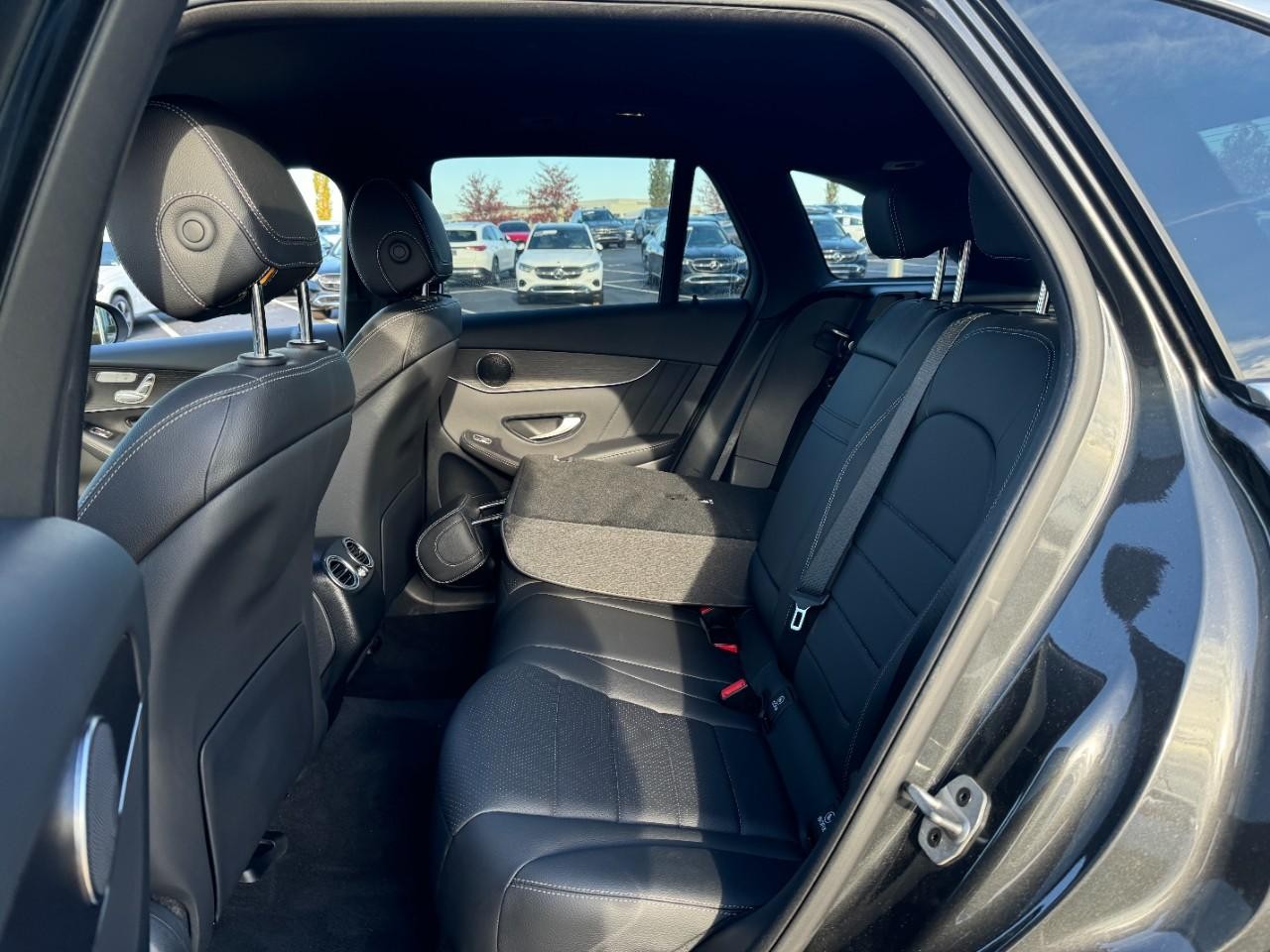 Mercedes-Benz GLC Vehicle Full-screen Gallery Image 8