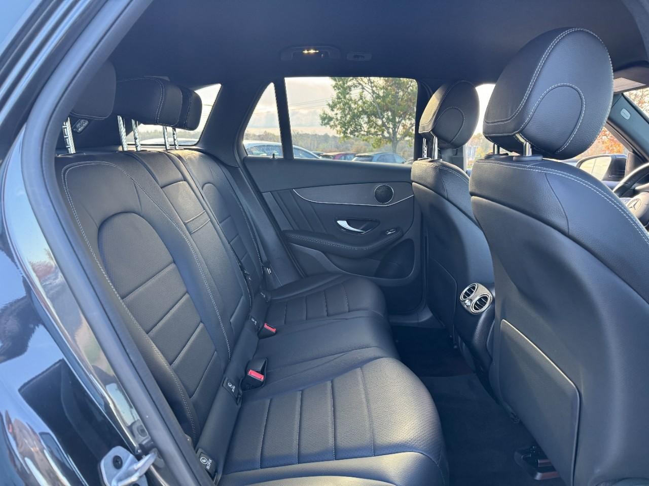 Mercedes-Benz GLC Vehicle Full-screen Gallery Image 10