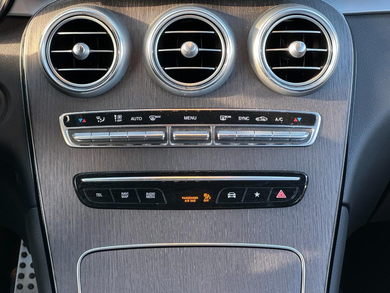 Mercedes-Benz GLC Vehicle Full-screen Gallery Image 14