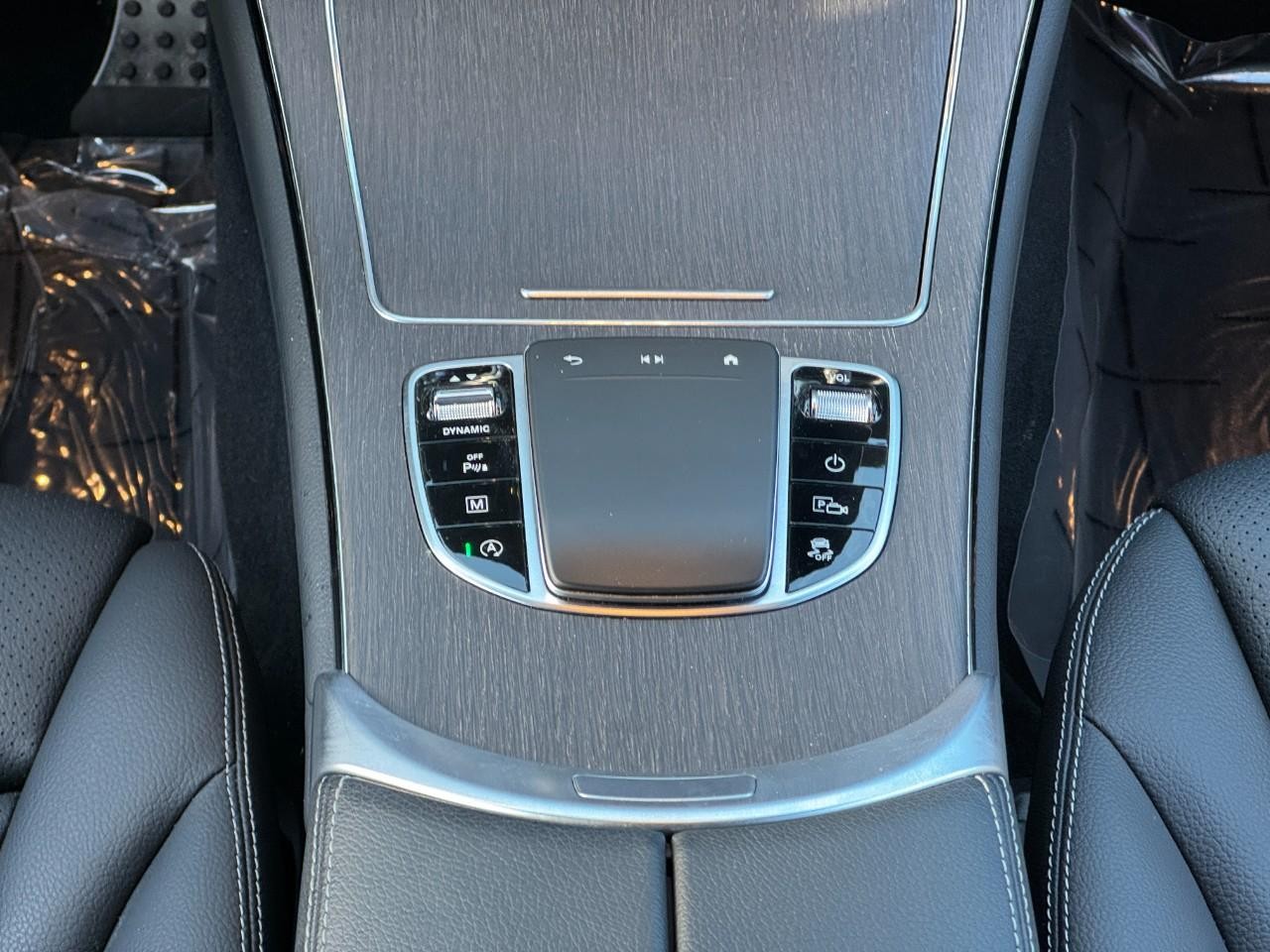 Mercedes-Benz GLC Vehicle Full-screen Gallery Image 15