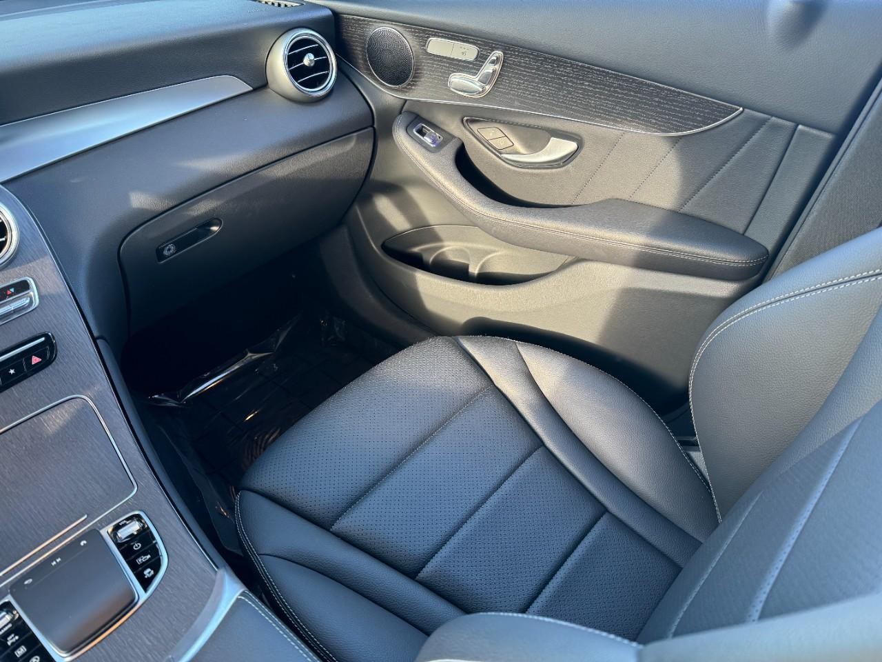 Mercedes-Benz GLC Vehicle Full-screen Gallery Image 16