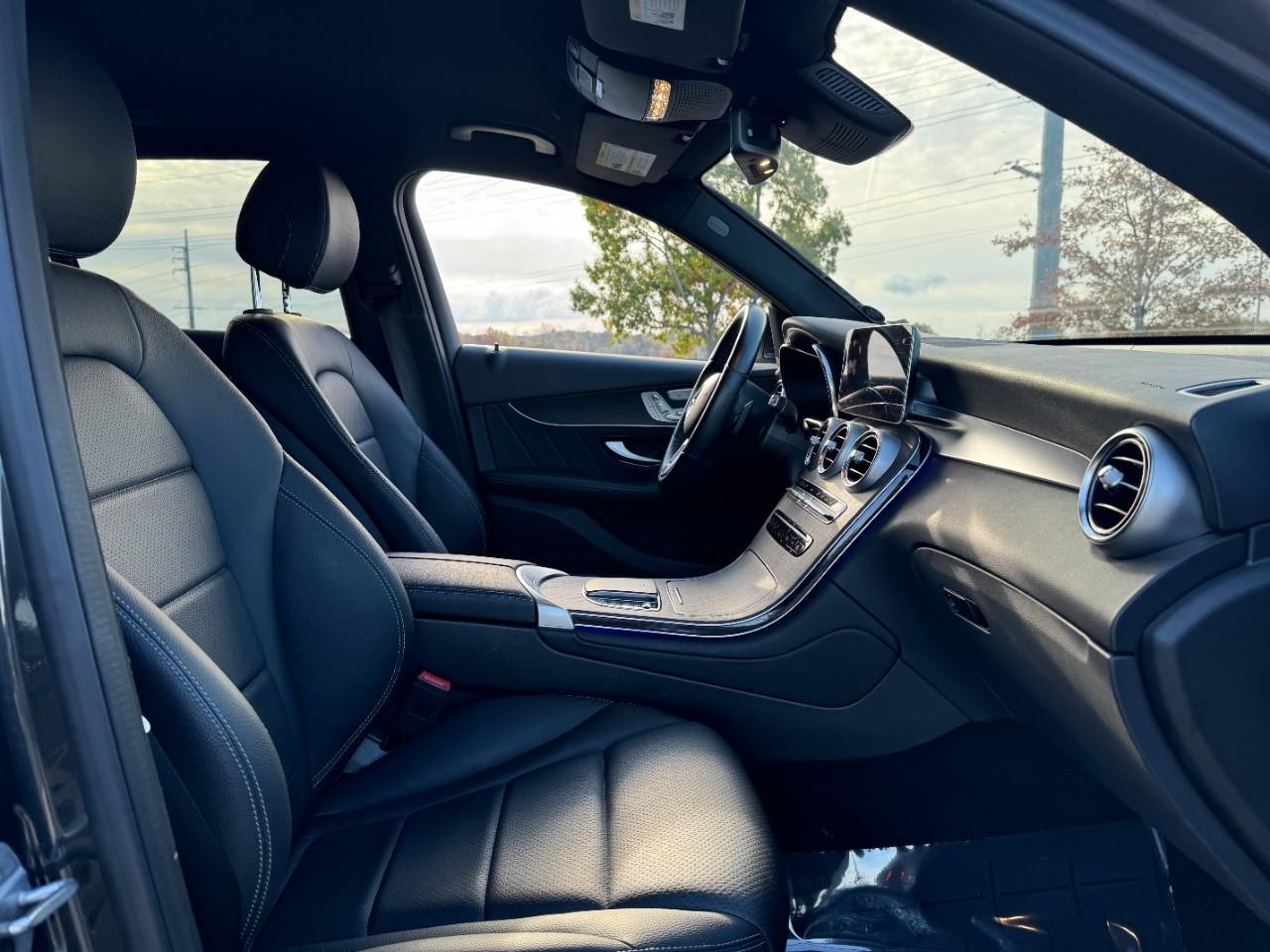 Mercedes-Benz GLC Vehicle Full-screen Gallery Image 17