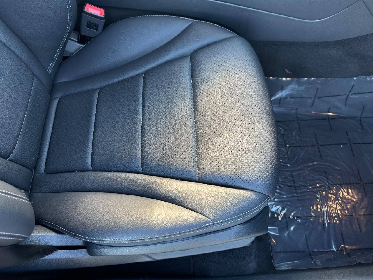 Mercedes-Benz GLC Vehicle Full-screen Gallery Image 18