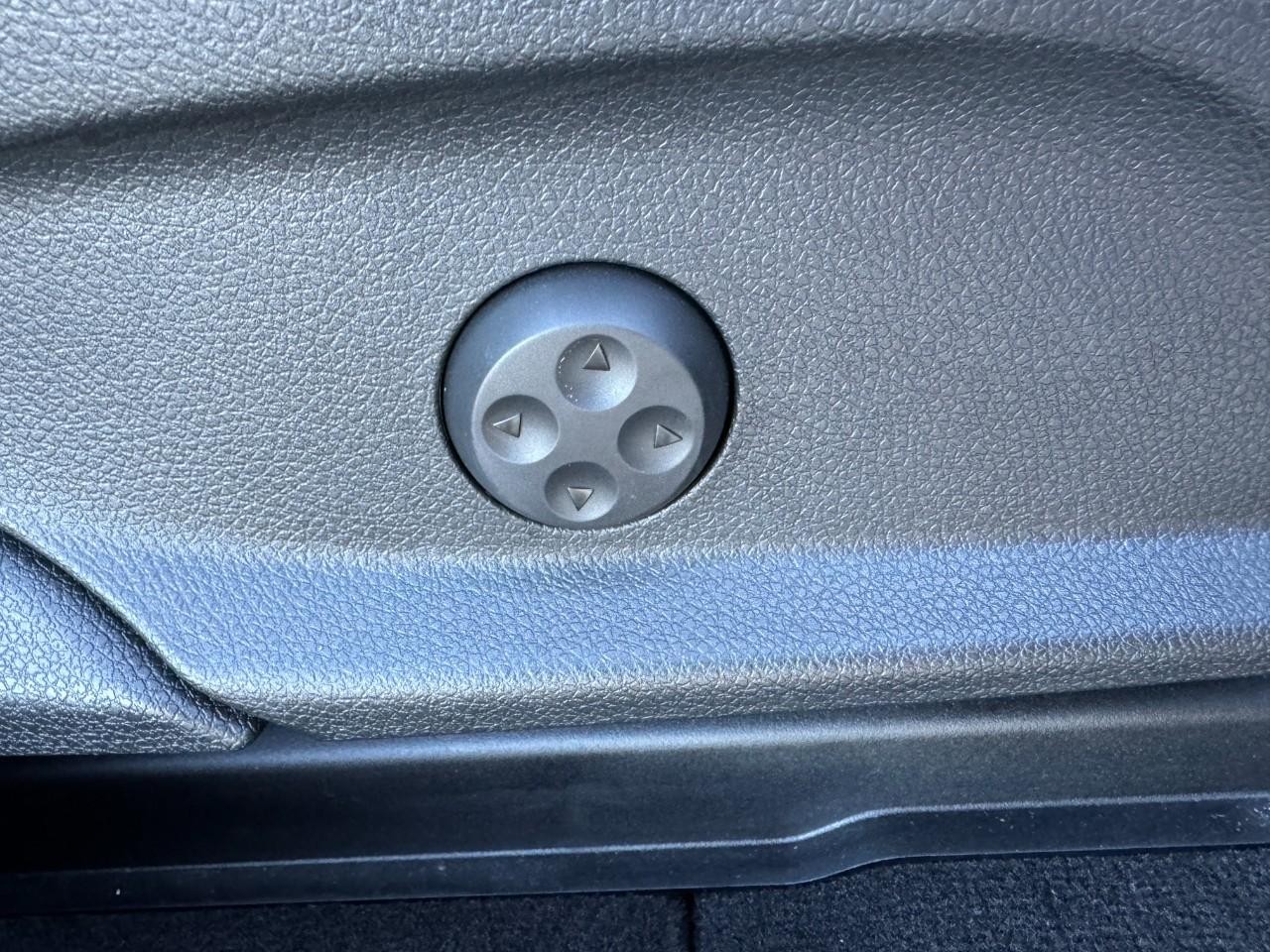 Mercedes-Benz GLC Vehicle Full-screen Gallery Image 19