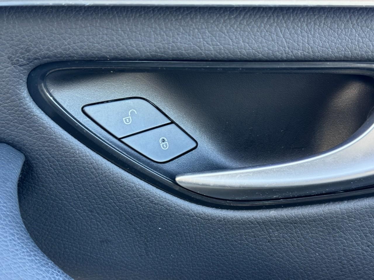 Mercedes-Benz GLC Vehicle Full-screen Gallery Image 21