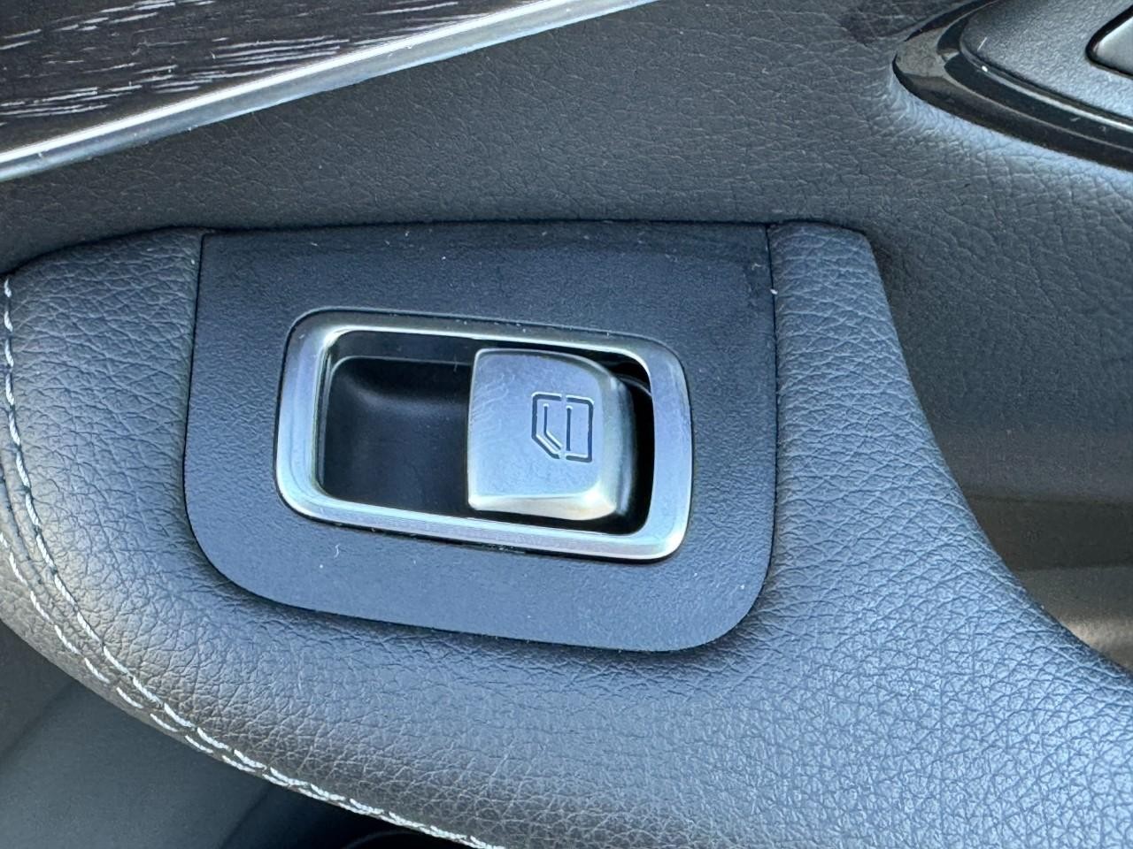 Mercedes-Benz GLC Vehicle Full-screen Gallery Image 22