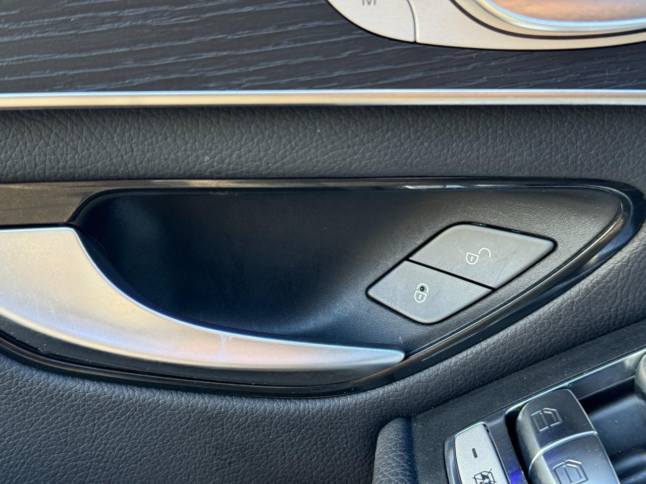 Mercedes-Benz GLC Vehicle Full-screen Gallery Image 24