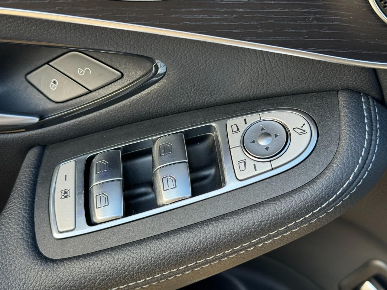 Mercedes-Benz GLC Vehicle Full-screen Gallery Image 25