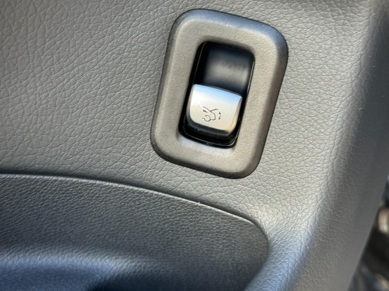 Mercedes-Benz GLC Vehicle Full-screen Gallery Image 26