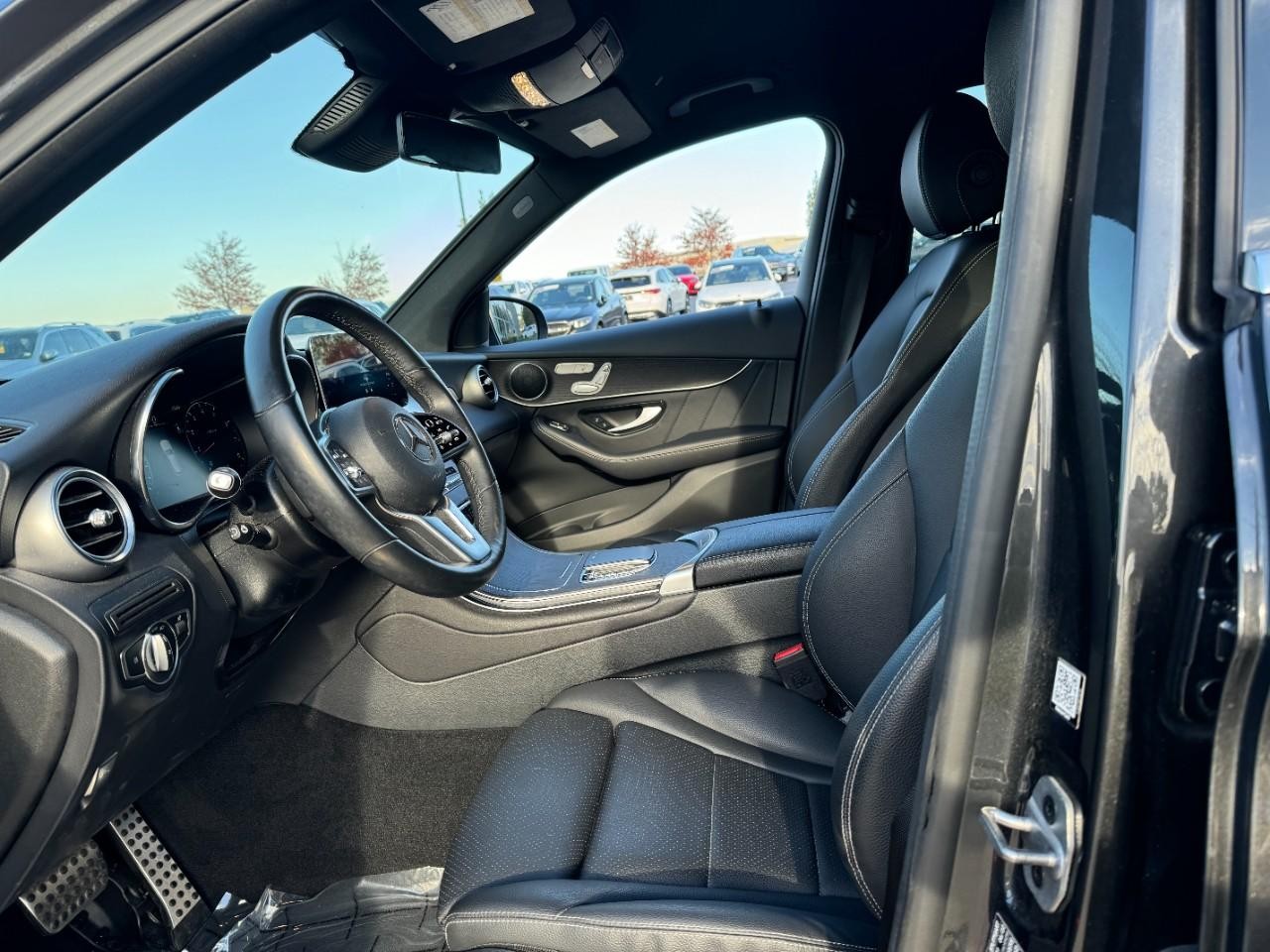 Mercedes-Benz GLC Vehicle Full-screen Gallery Image 27