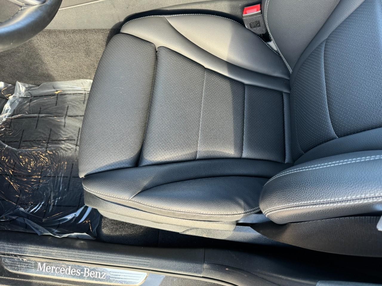 Mercedes-Benz GLC Vehicle Full-screen Gallery Image 28