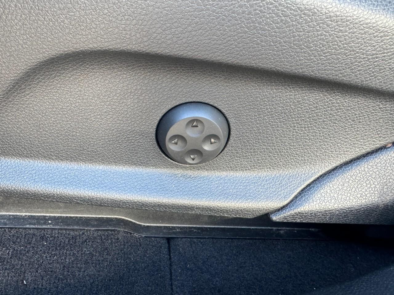 Mercedes-Benz GLC Vehicle Full-screen Gallery Image 29