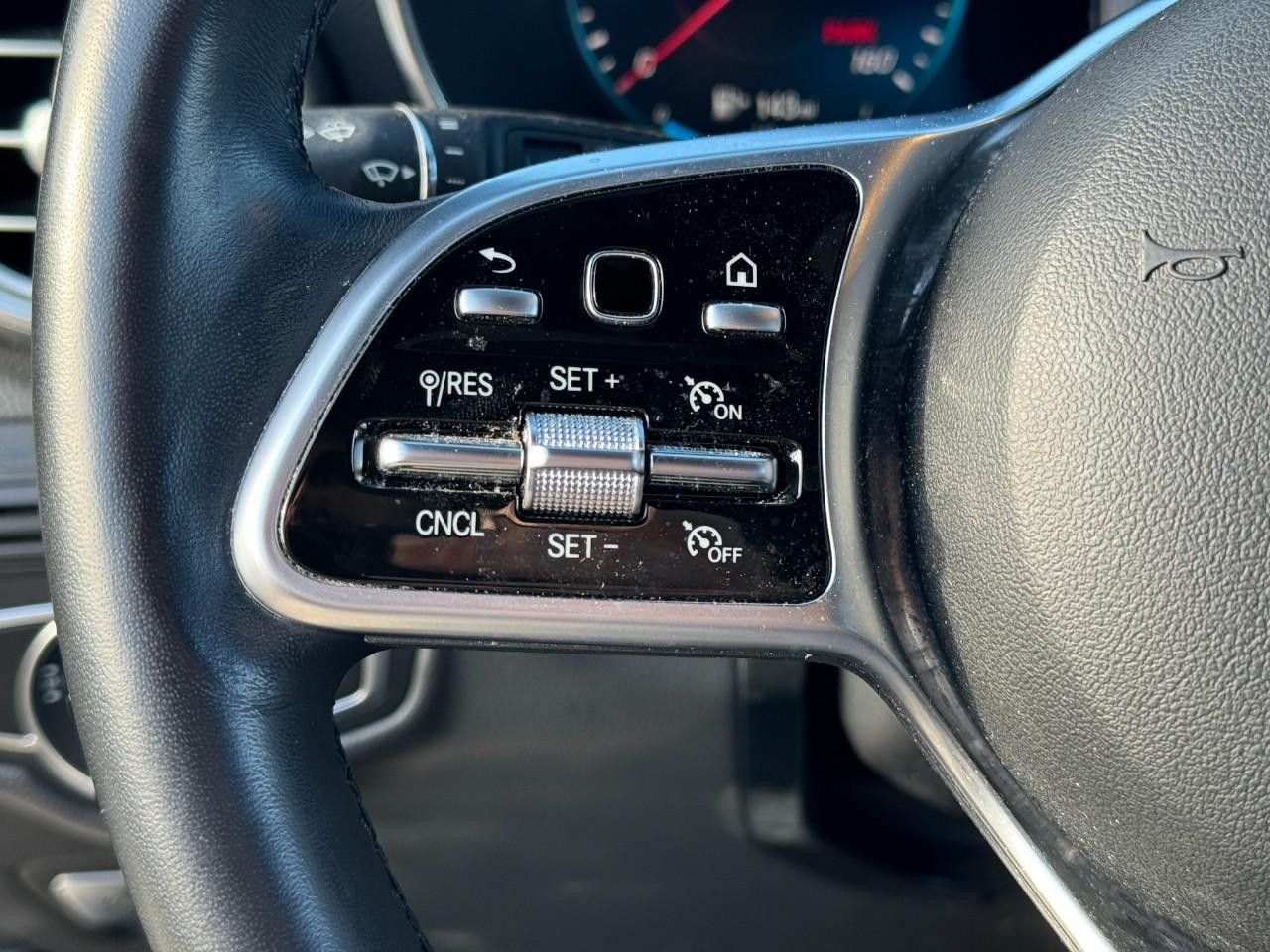 Mercedes-Benz GLC Vehicle Full-screen Gallery Image 31