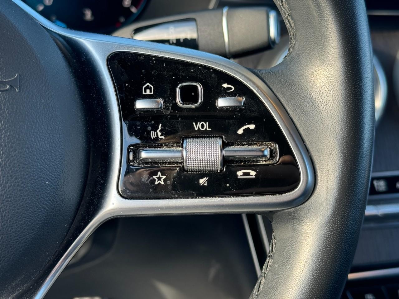 Mercedes-Benz GLC Vehicle Full-screen Gallery Image 32