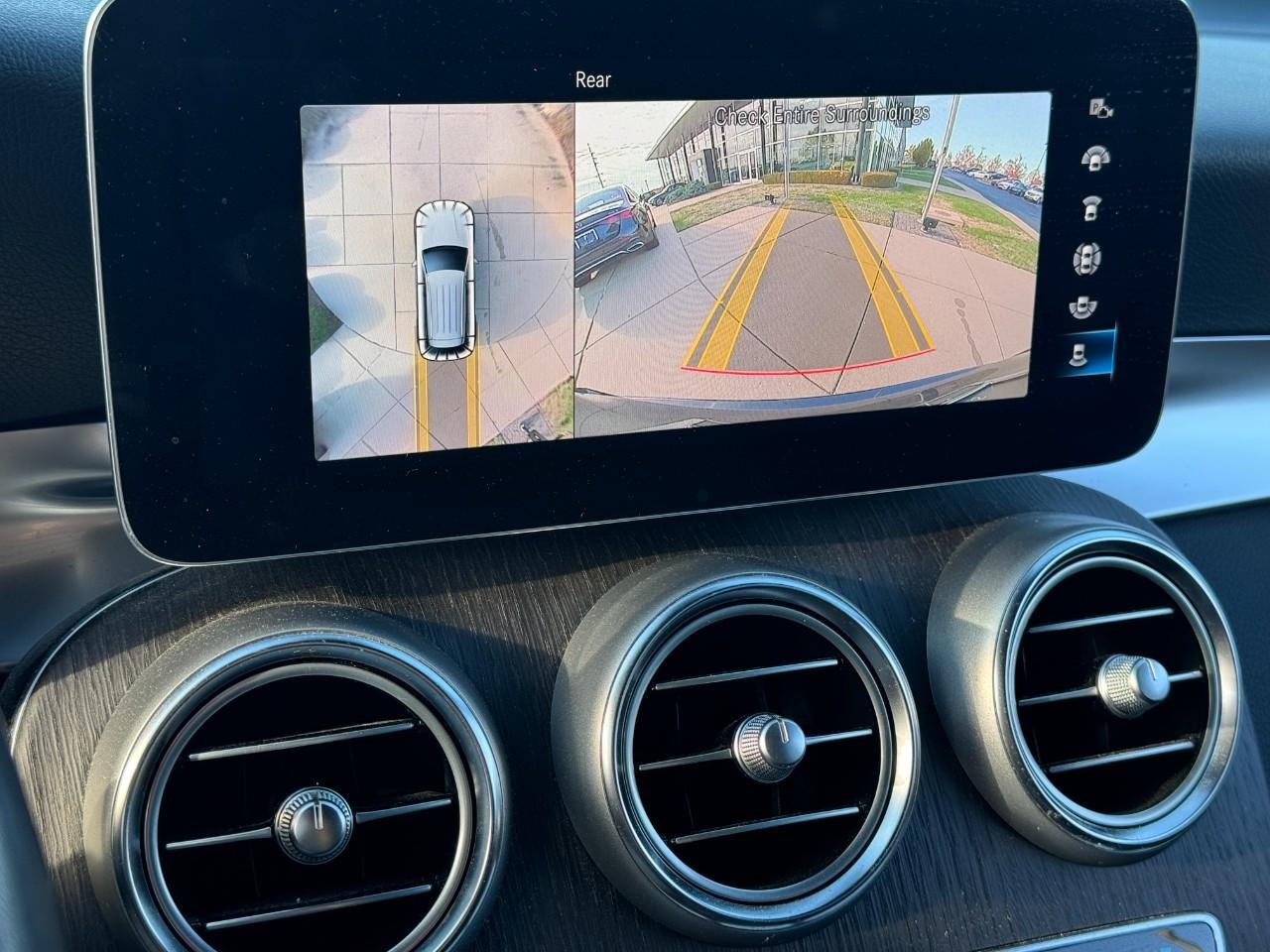 Mercedes-Benz GLC Vehicle Full-screen Gallery Image 35