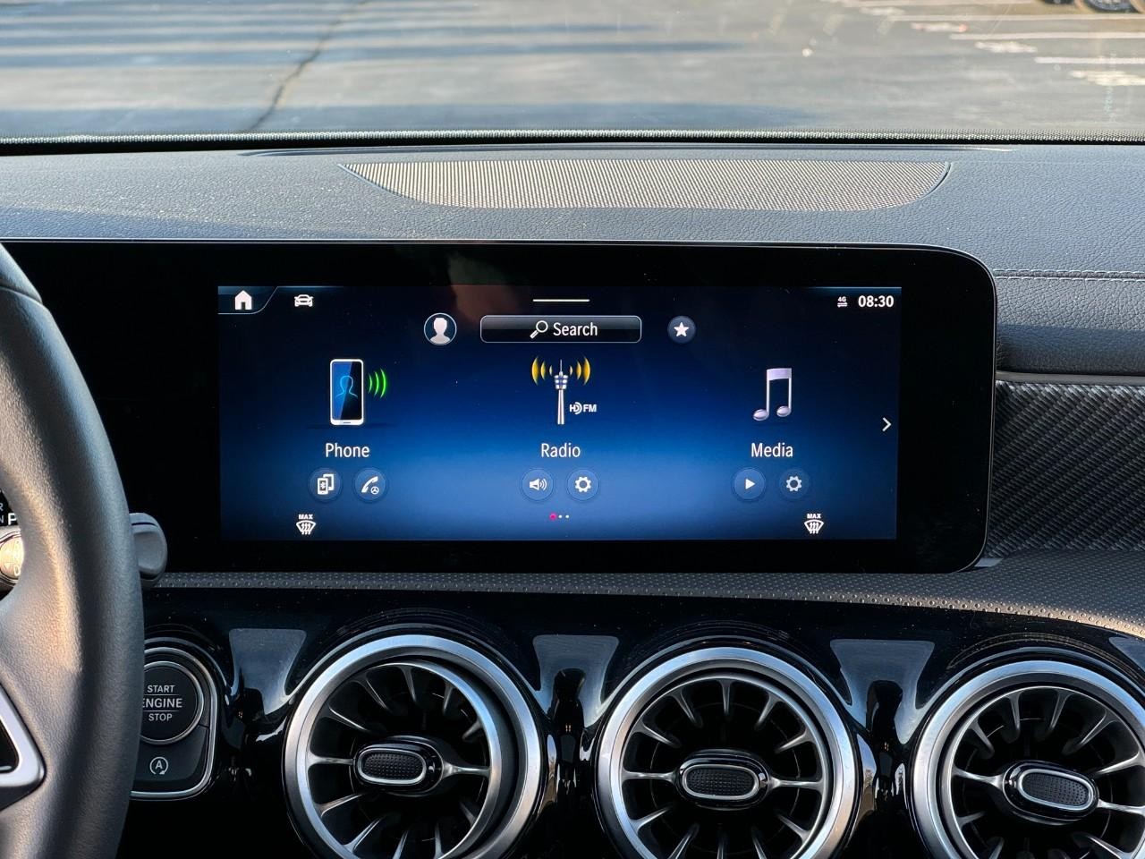 Mercedes-Benz CLA Vehicle Full-screen Gallery Image 14