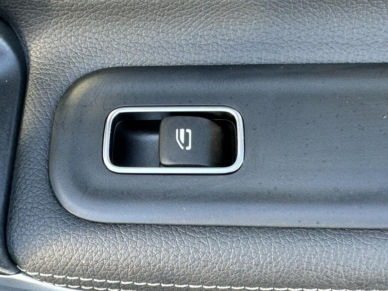 Mercedes-Benz CLA Vehicle Full-screen Gallery Image 22