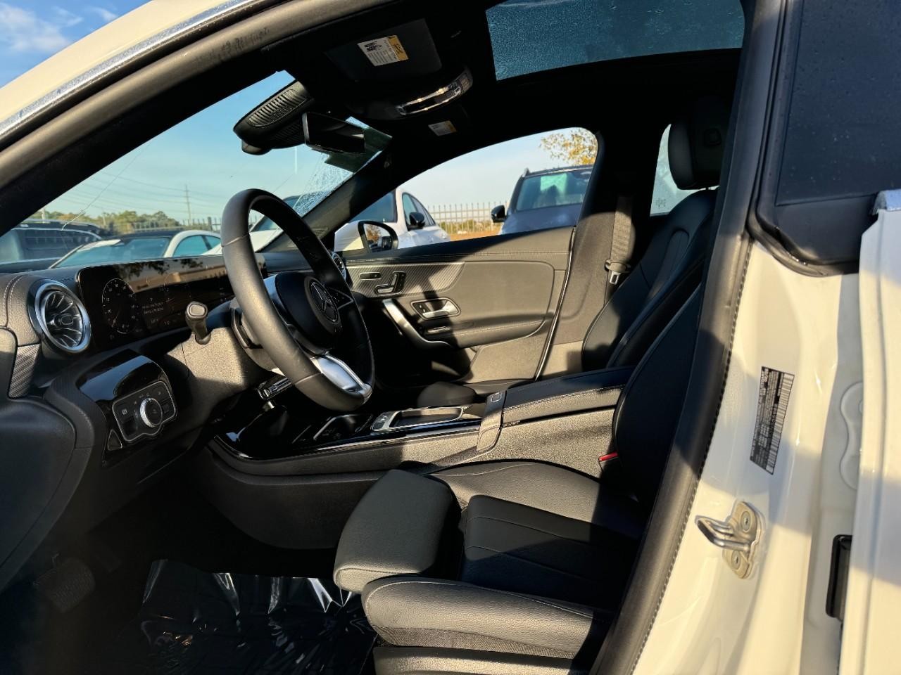 Mercedes-Benz CLA Vehicle Full-screen Gallery Image 27