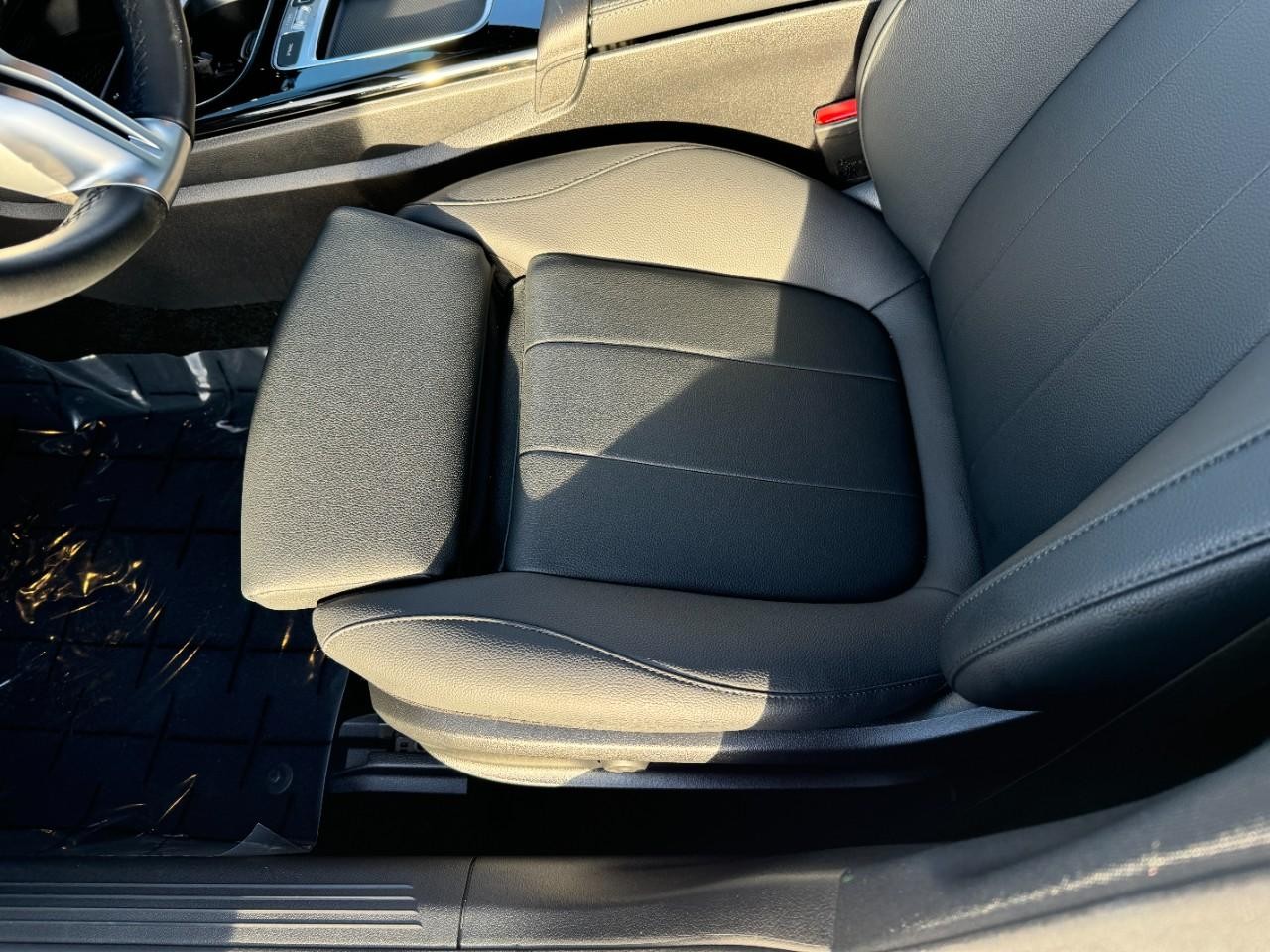 Mercedes-Benz CLA Vehicle Full-screen Gallery Image 28