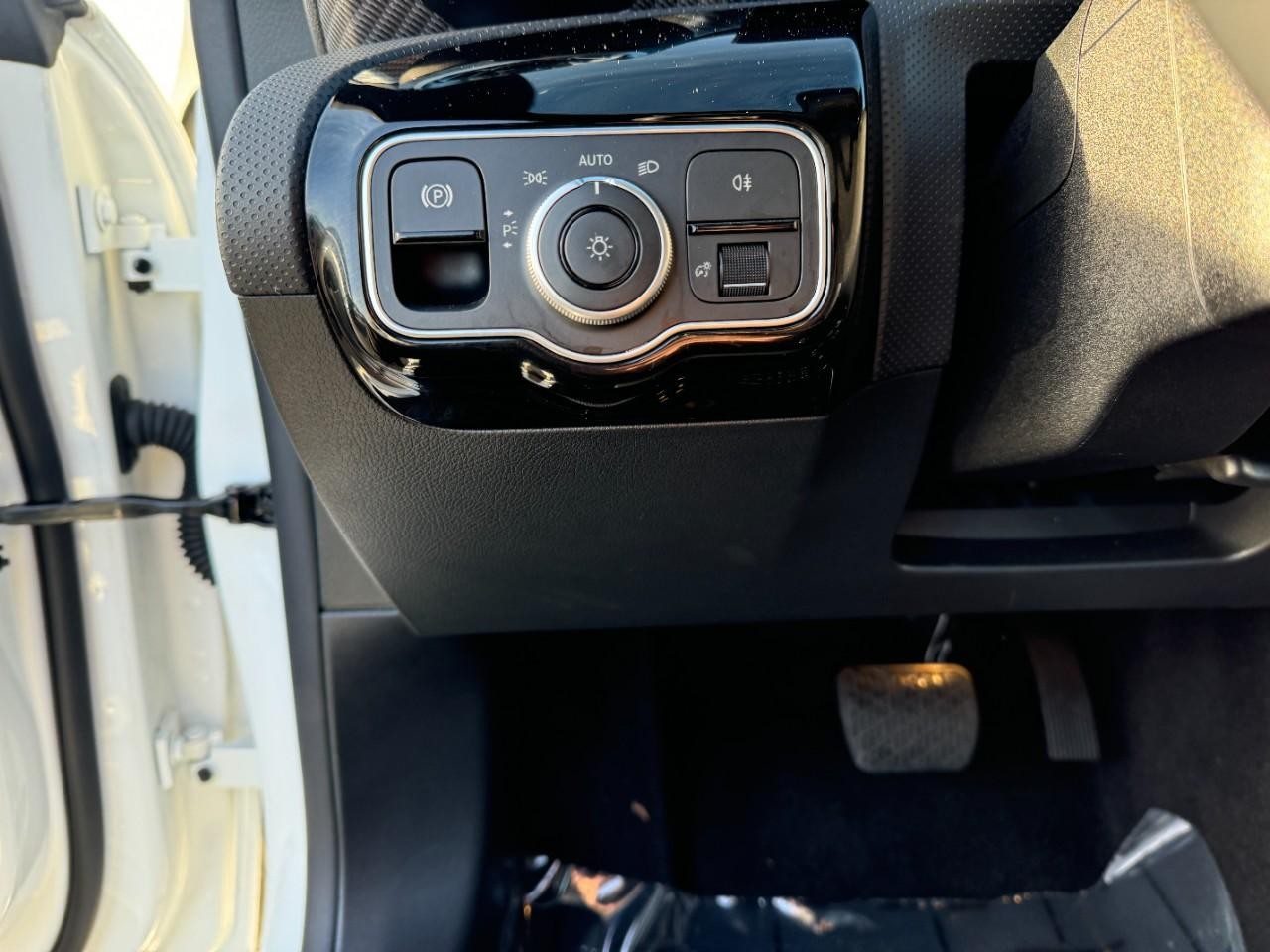 Mercedes-Benz CLA Vehicle Full-screen Gallery Image 30