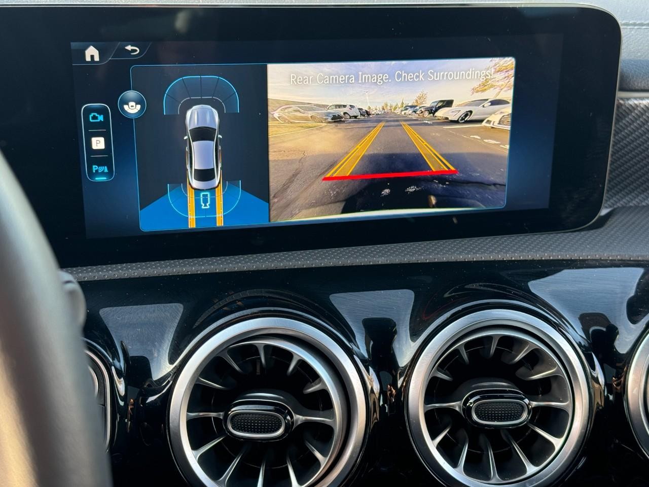 Mercedes-Benz CLA Vehicle Full-screen Gallery Image 35