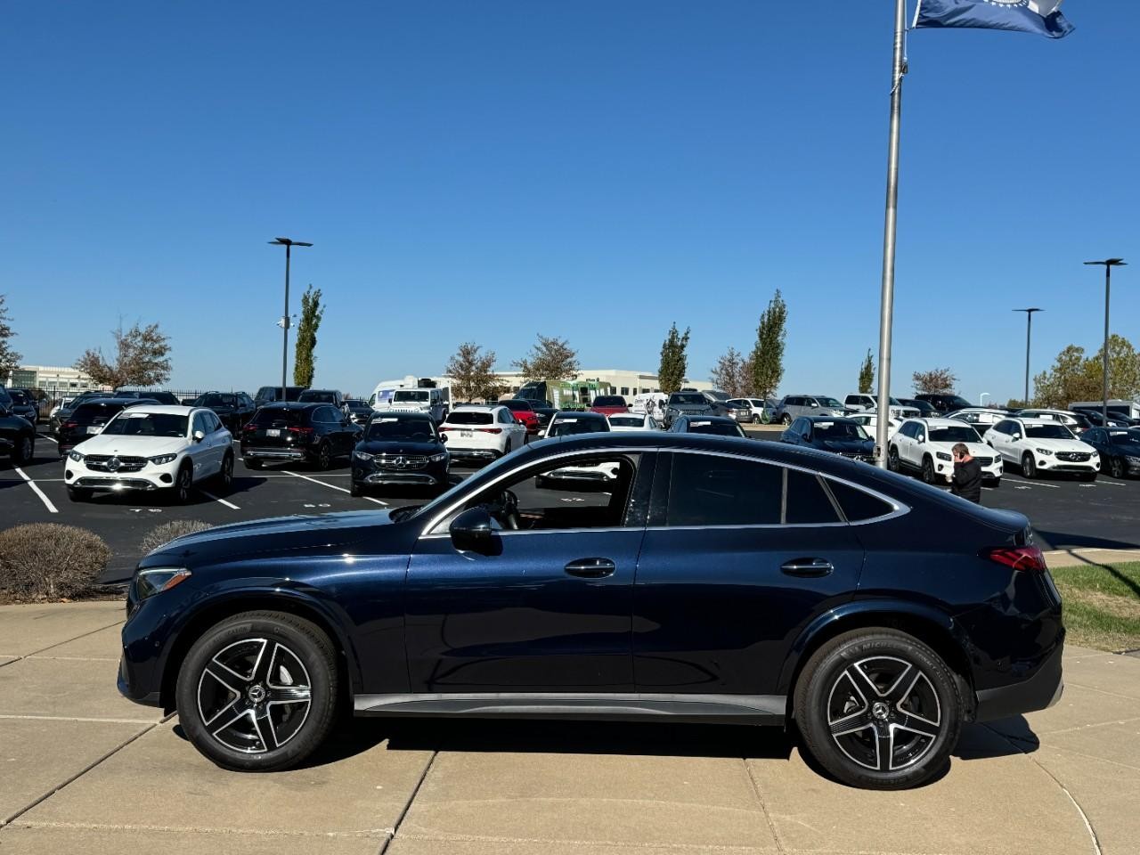Mercedes-Benz GLC Vehicle Full-screen Gallery Image 2