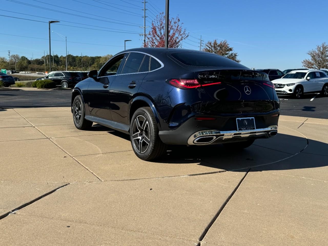 Mercedes-Benz GLC Vehicle Full-screen Gallery Image 3