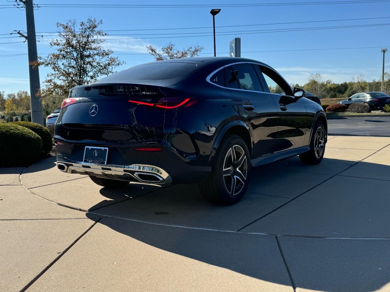 Mercedes-Benz GLC Vehicle Full-screen Gallery Image 4