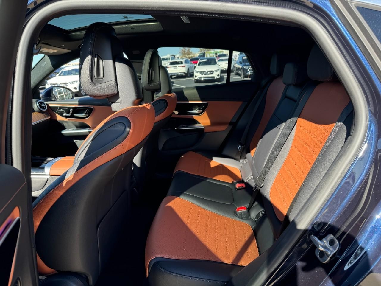 Mercedes-Benz GLC Vehicle Full-screen Gallery Image 8