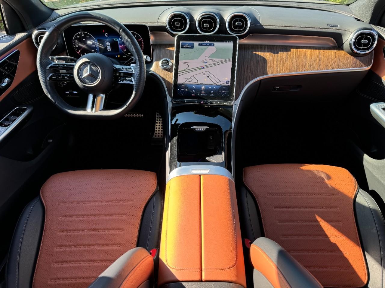 Mercedes-Benz GLC Vehicle Full-screen Gallery Image 12