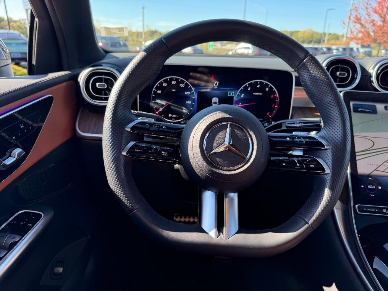 Mercedes-Benz GLC Vehicle Full-screen Gallery Image 13
