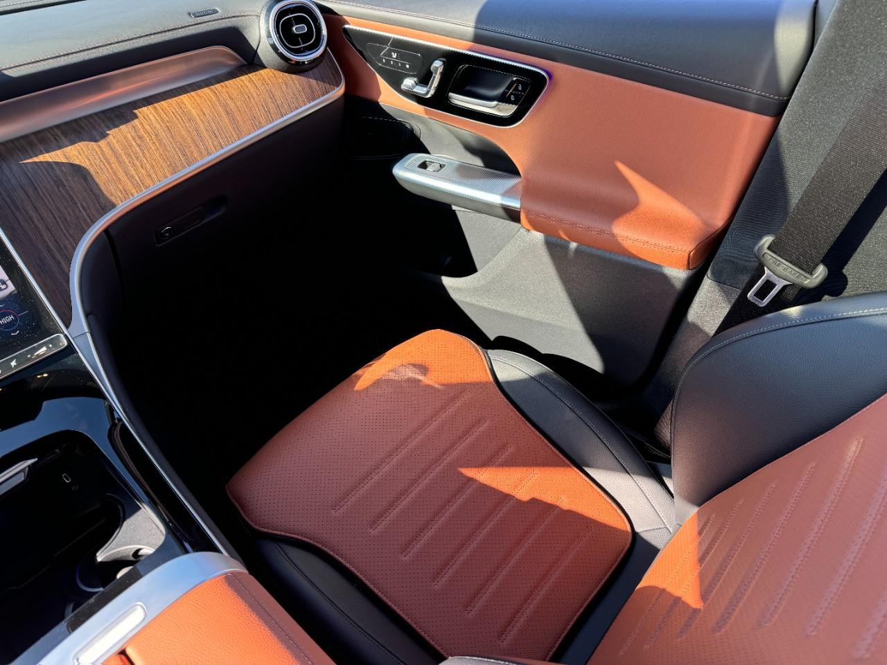 Mercedes-Benz GLC Vehicle Full-screen Gallery Image 15