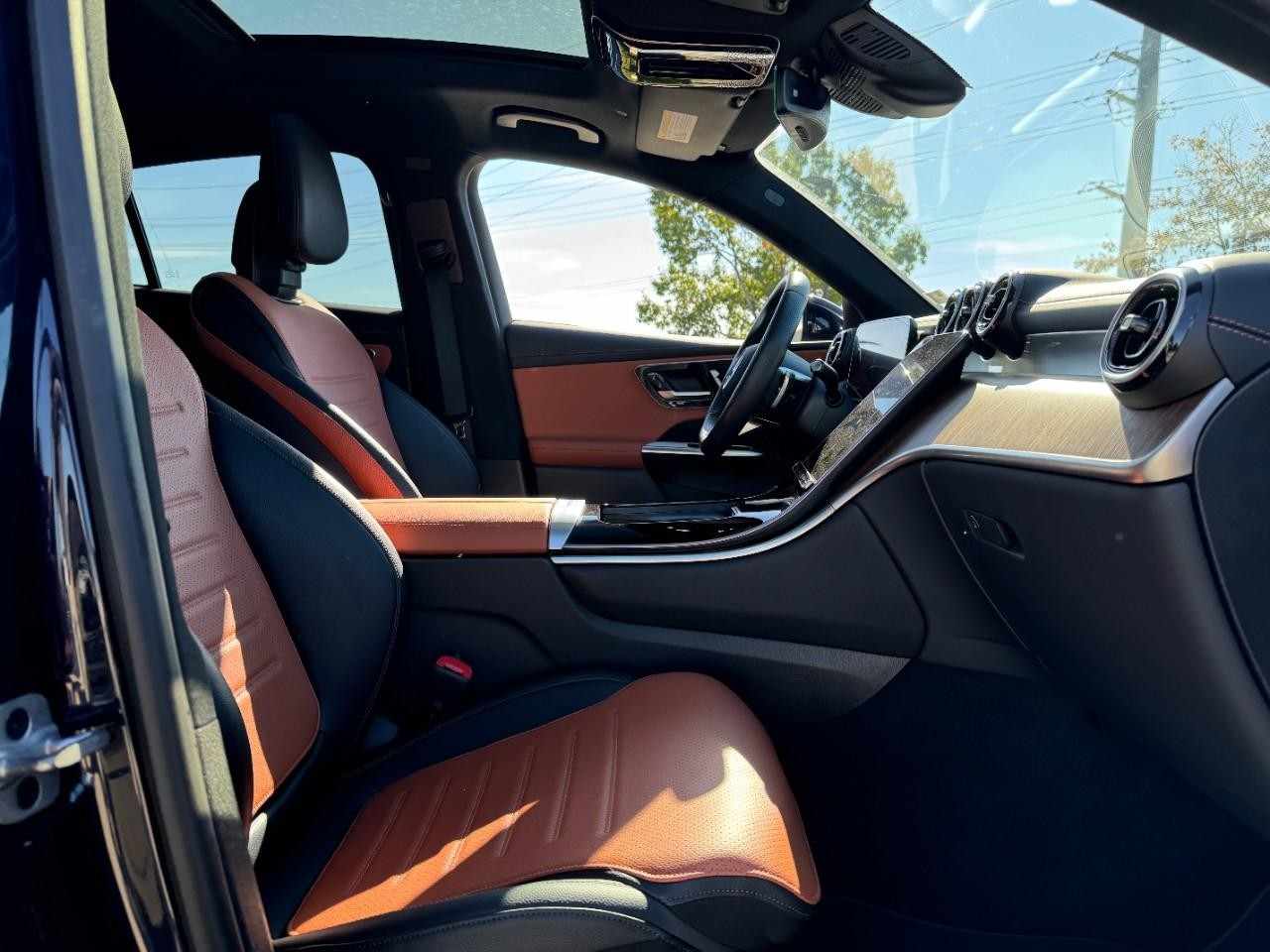 Mercedes-Benz GLC Vehicle Full-screen Gallery Image 16