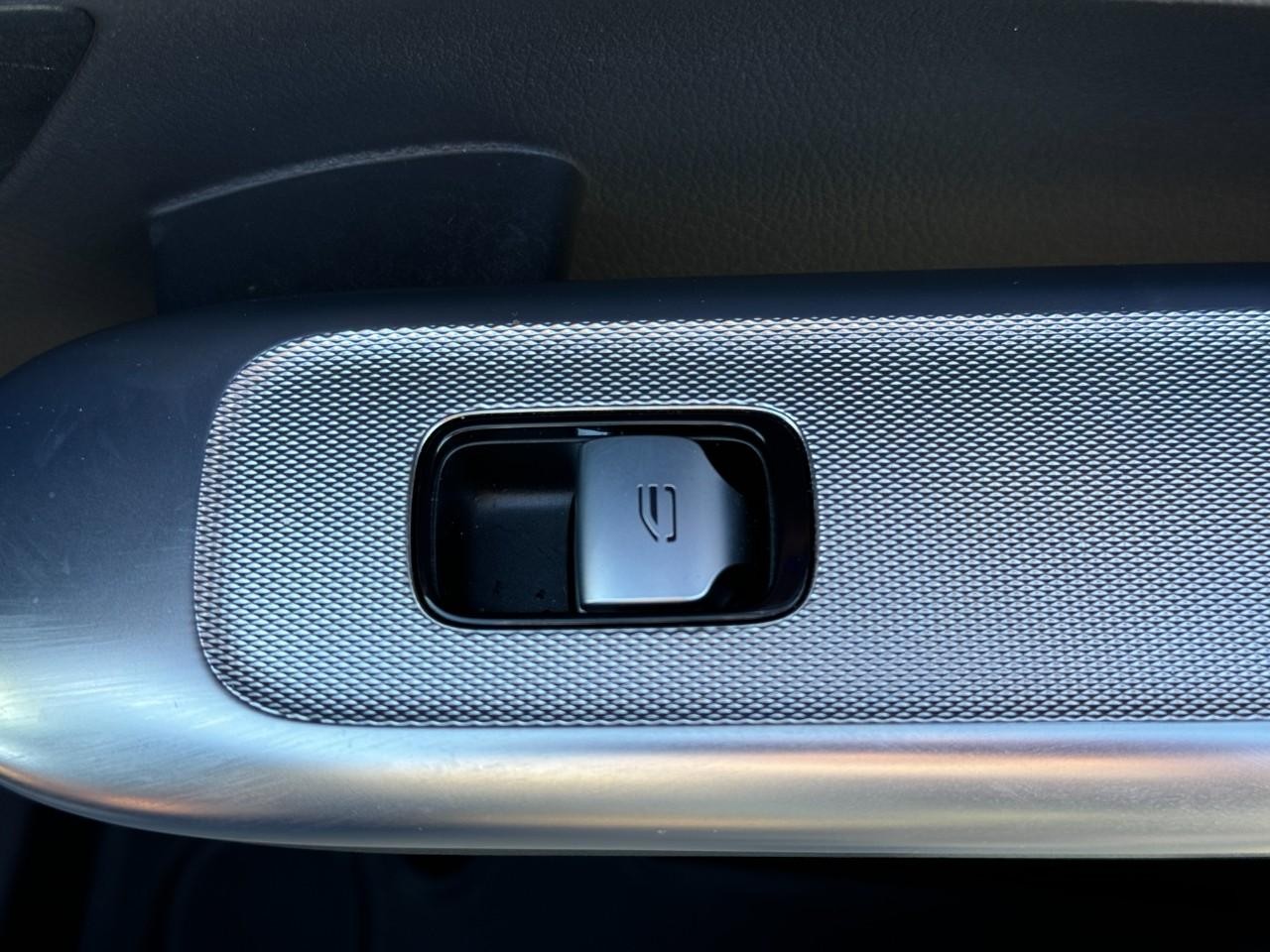 Mercedes-Benz GLC Vehicle Full-screen Gallery Image 21