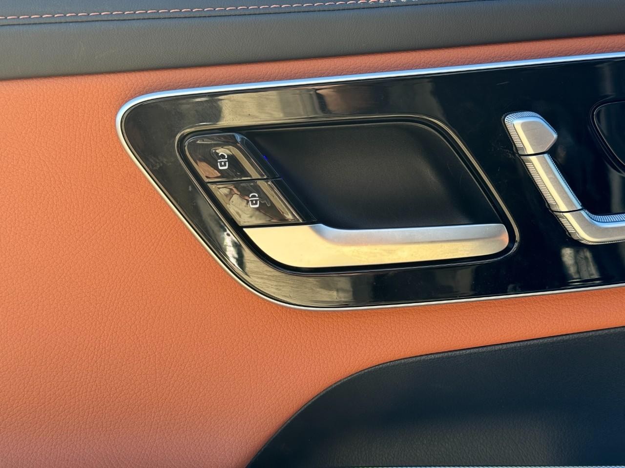 Mercedes-Benz GLC Vehicle Full-screen Gallery Image 23