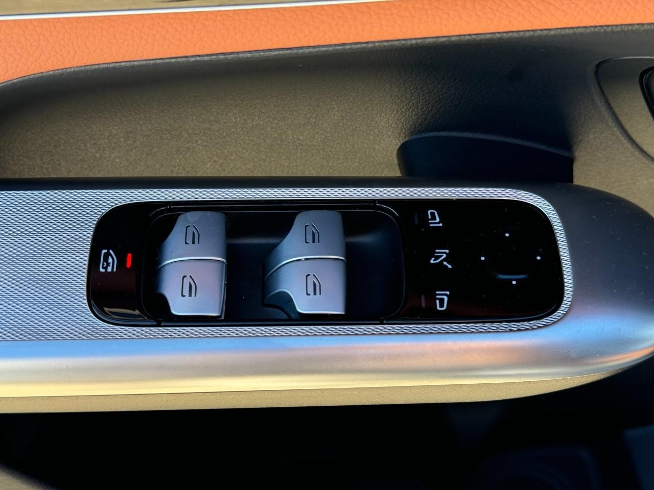 Mercedes-Benz GLC Vehicle Full-screen Gallery Image 24