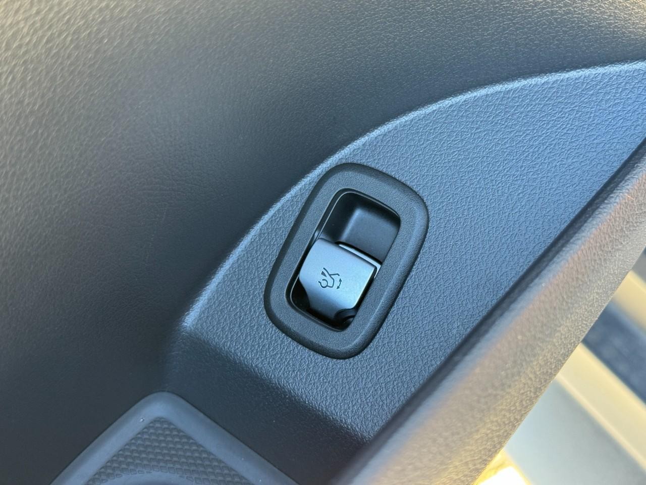 Mercedes-Benz GLC Vehicle Full-screen Gallery Image 25