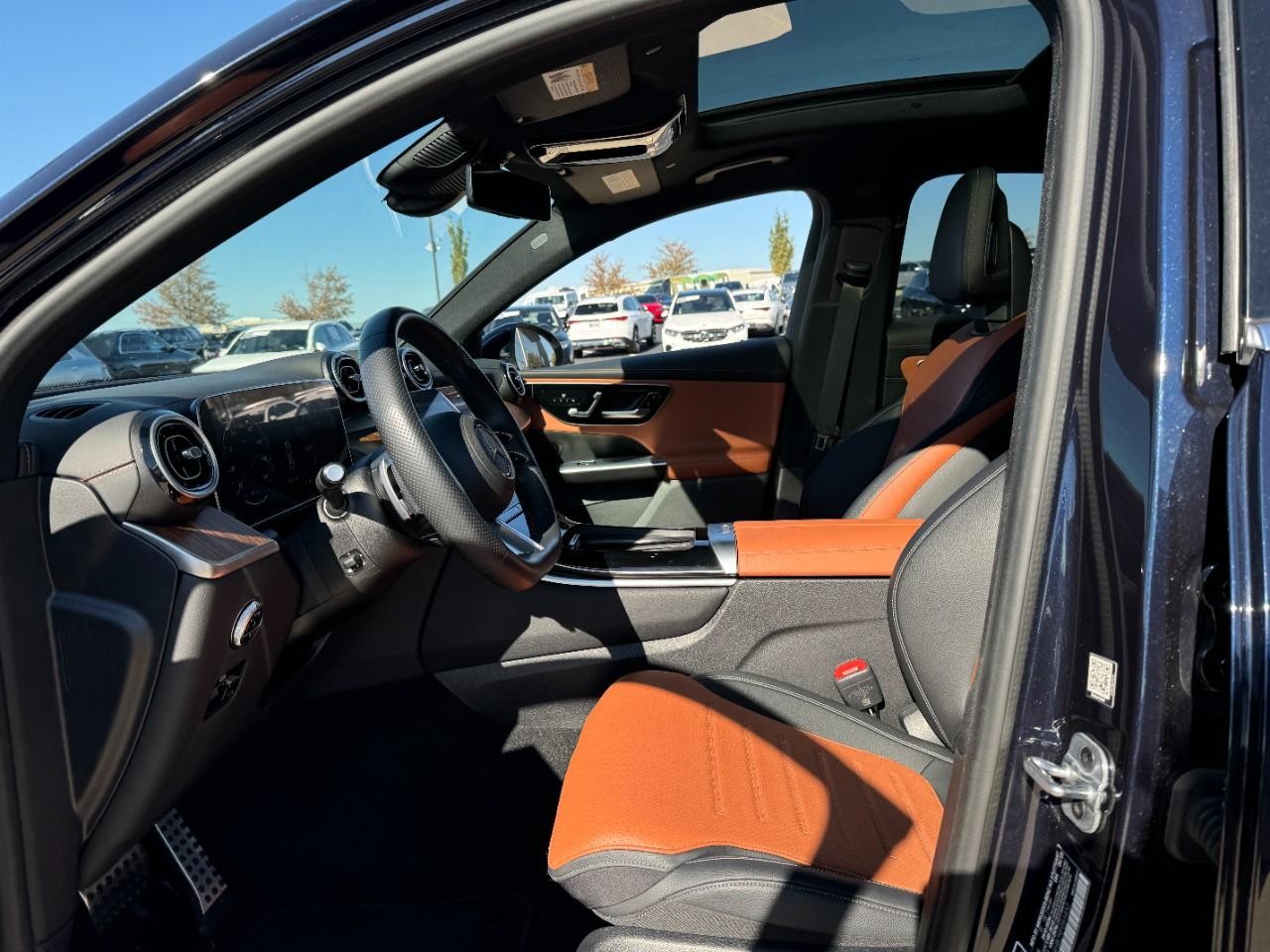 Mercedes-Benz GLC Vehicle Full-screen Gallery Image 26