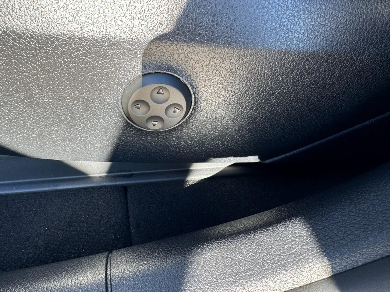 Mercedes-Benz GLC Vehicle Full-screen Gallery Image 28