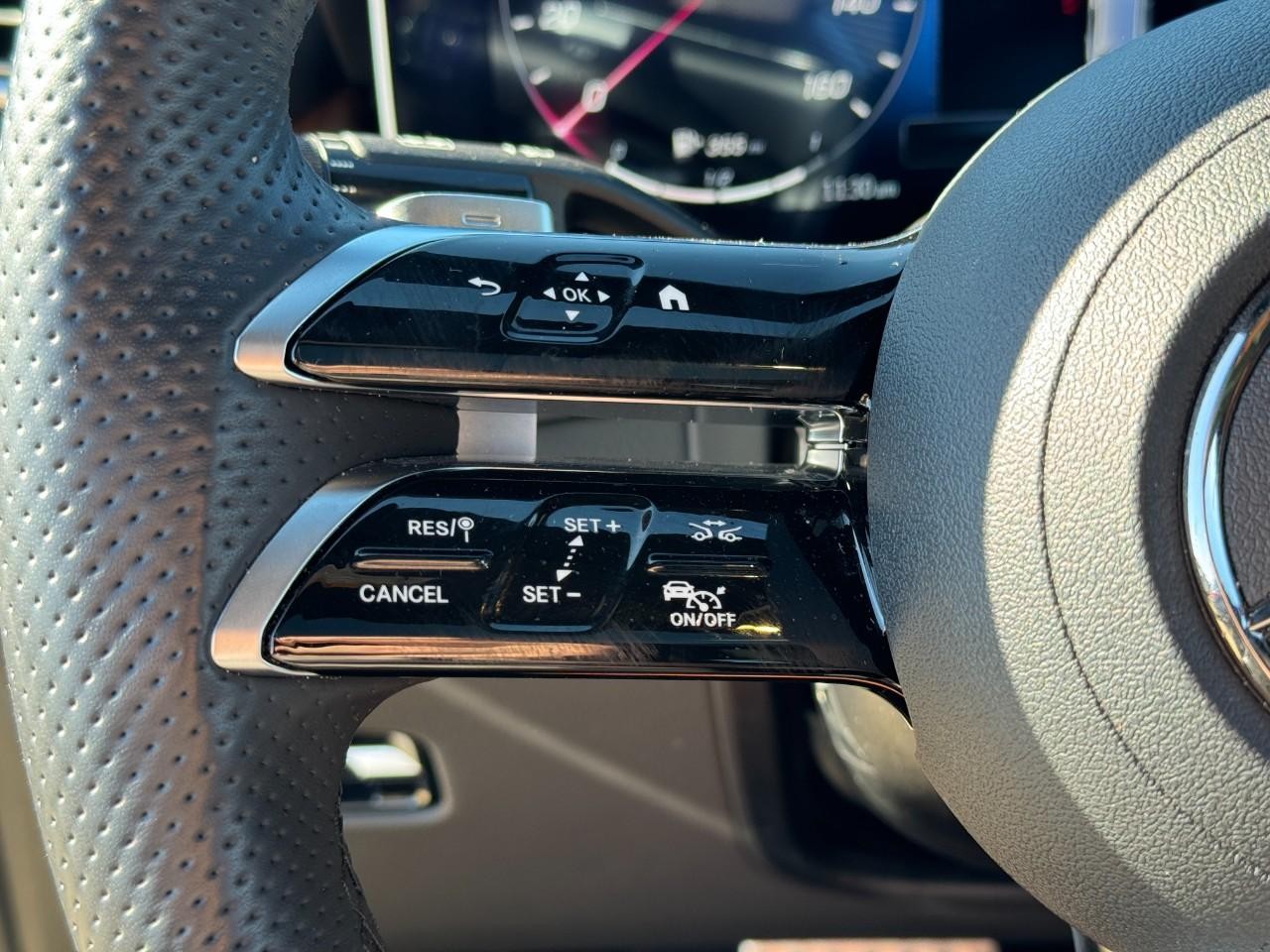 Mercedes-Benz GLC Vehicle Full-screen Gallery Image 30