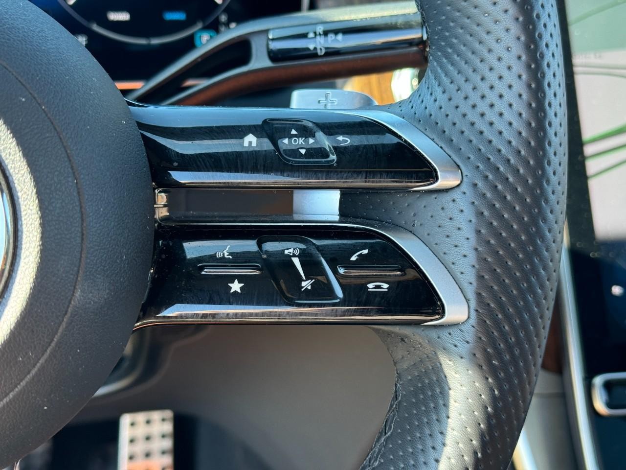 Mercedes-Benz GLC Vehicle Full-screen Gallery Image 31