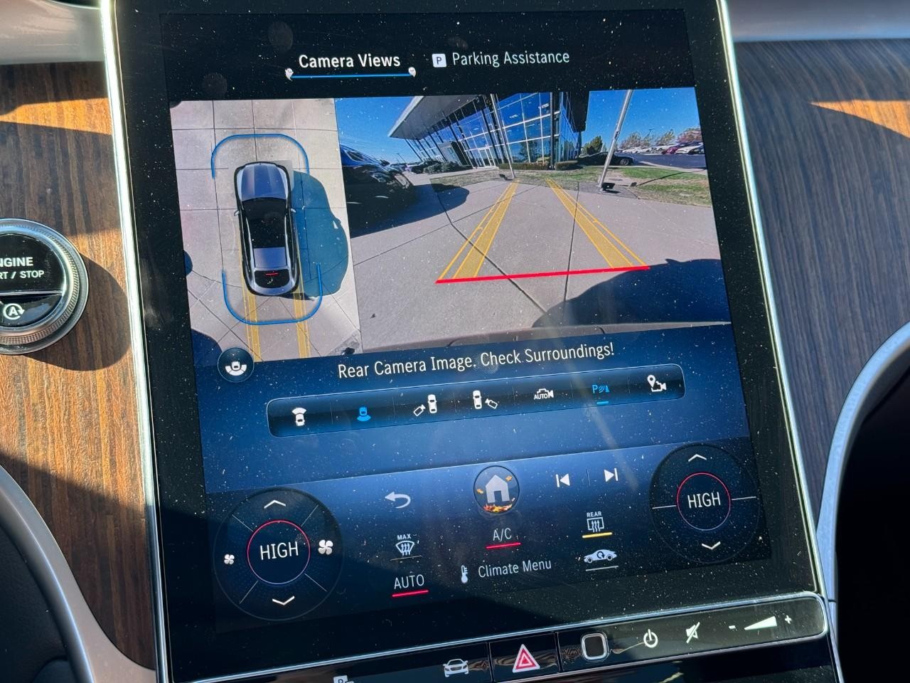 Mercedes-Benz GLC Vehicle Full-screen Gallery Image 34