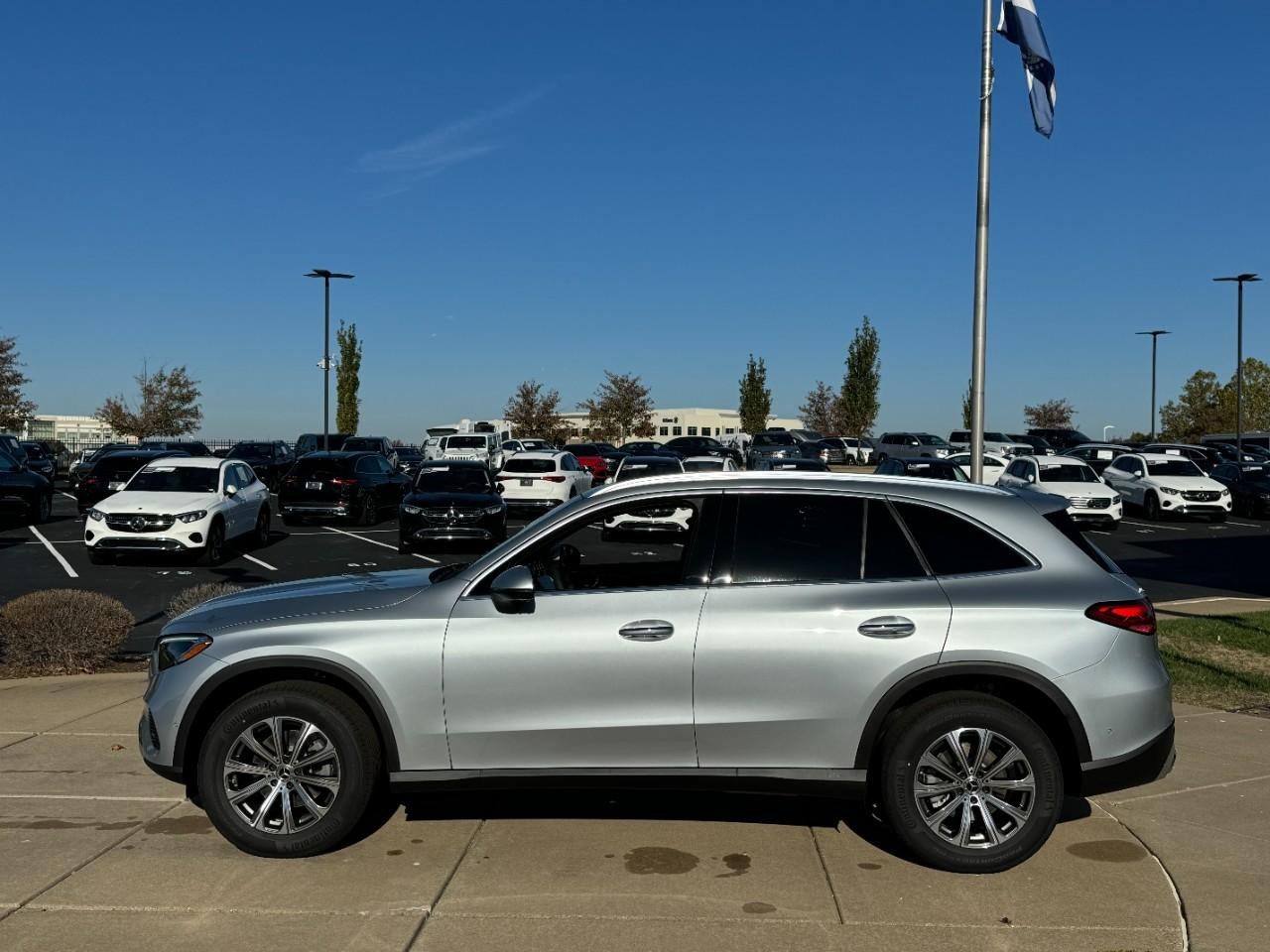 Mercedes-Benz GLC Vehicle Full-screen Gallery Image 02