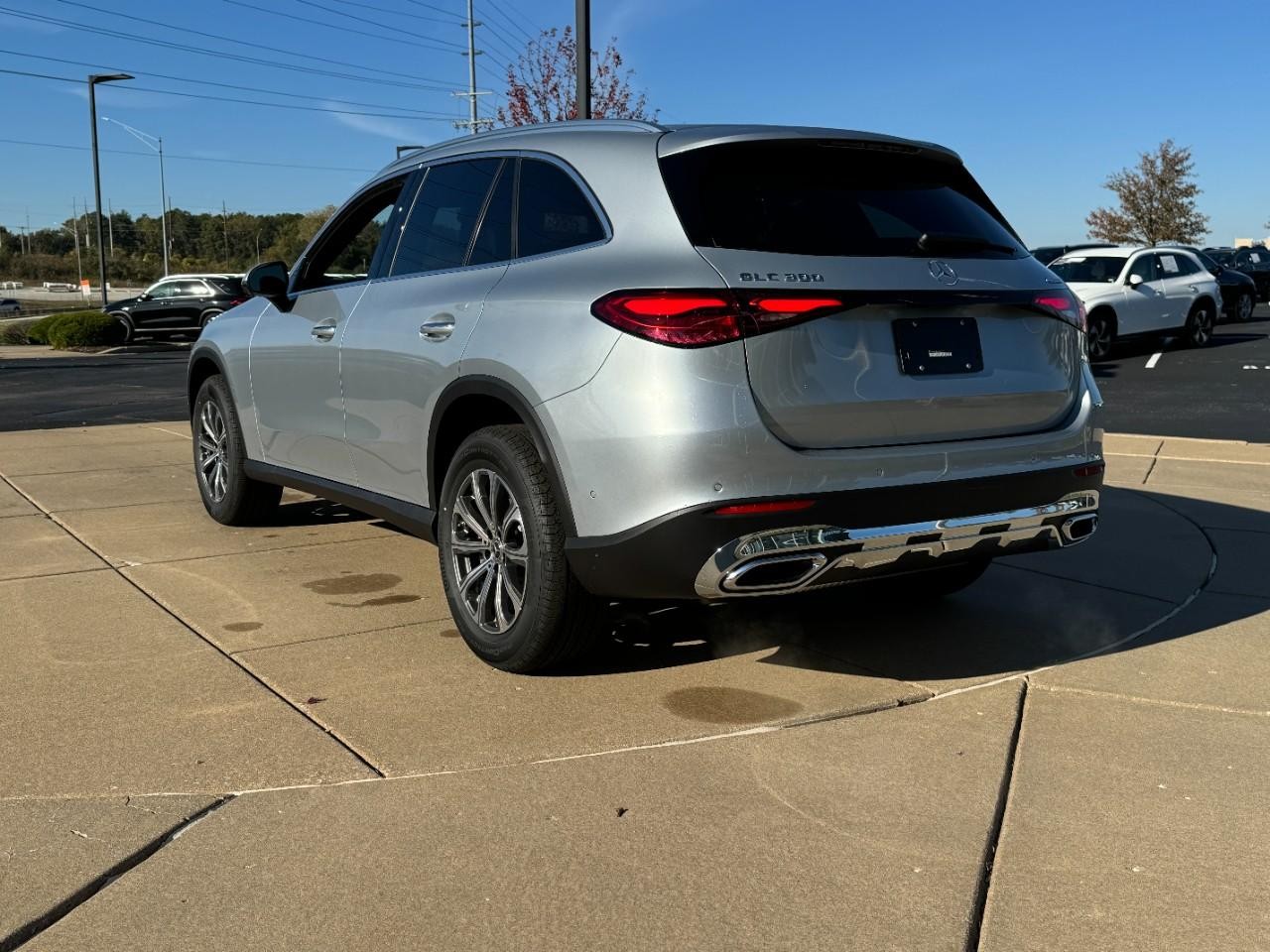 Mercedes-Benz GLC Vehicle Full-screen Gallery Image 03