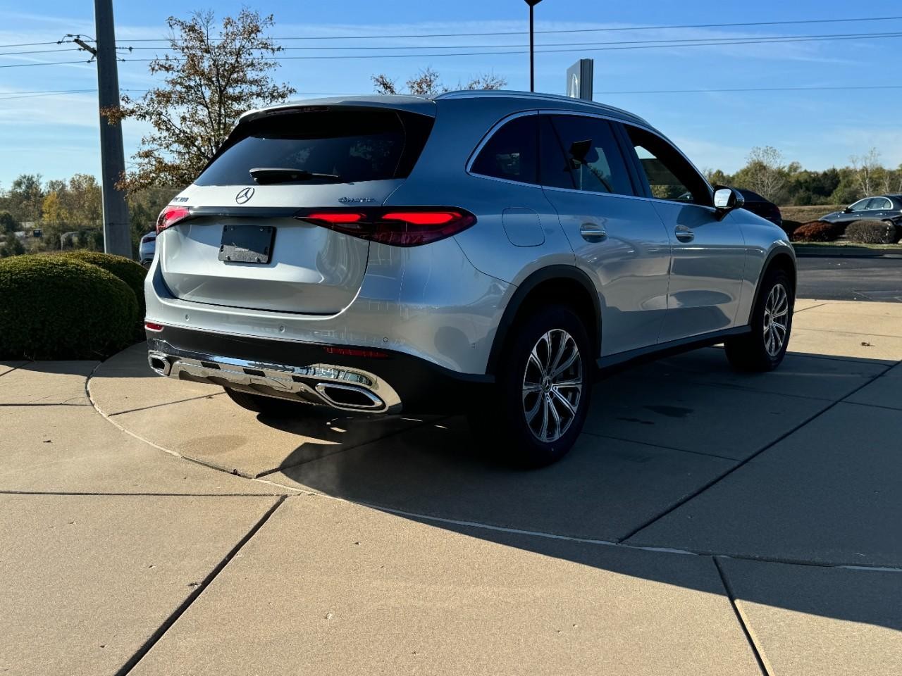 Mercedes-Benz GLC Vehicle Full-screen Gallery Image 04